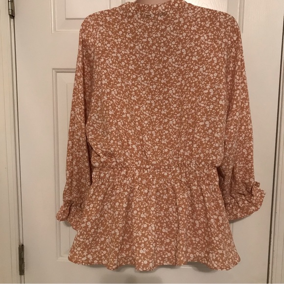 Feminine floral peplum blouse - Picture 2 of 2